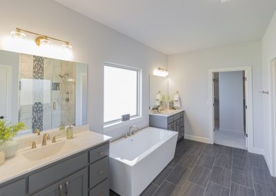Master Bath 228 E. 130th Pl. S. Redford 1H A Yorktown. New Home Builder, Jenks, Oklahoma. Shaw Homes Move In Ready Home (1)