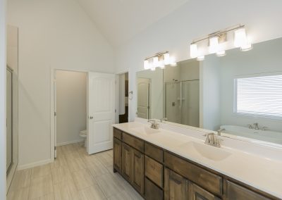 Master Bathroom New Home Builder, Jenks, Oklahoma. Shaw Homes Move In Ready Home 11218 S.Redbud St. Piedmont 1 Oak Ri (1)